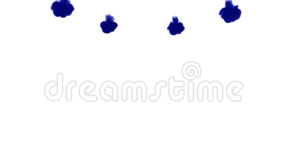 大量的孤立的蓝色墨水注入蓝色染料在水中流动慢镜头使用inky背景或视频的预览图