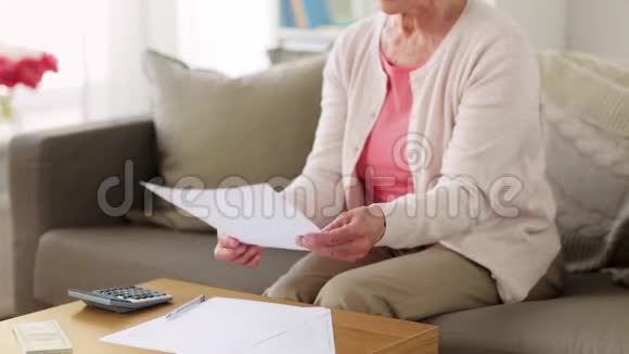 家里有钱有纸的老妇人视频的预览图