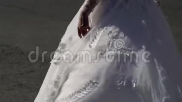 新娘在城市里散步挥舞着礼服视频的预览图