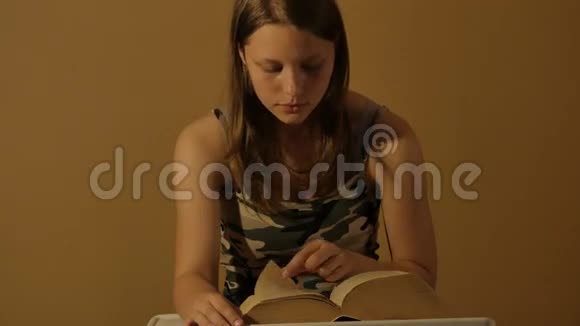 有书的少女4KUHD视频的预览图