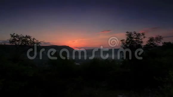 在山上日出的时间克里米亚的特佩克尔曼洞穴城视频的预览图