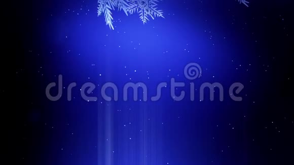 闪亮的三维雪花漂浮在蓝色背景上的空气中用作圣诞节新年贺卡或冬季环境的动画视频的预览图