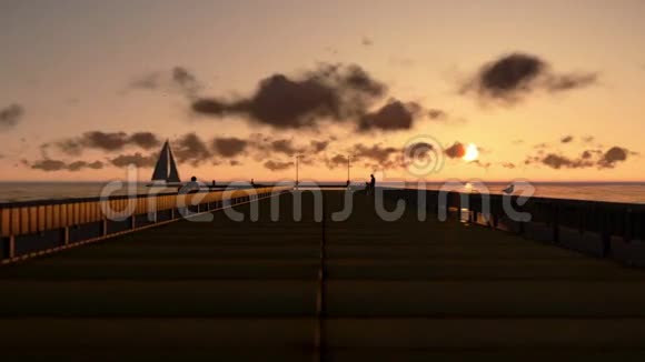 人们在码头放松日落时在海洋放松豪华游艇航行视频的预览图