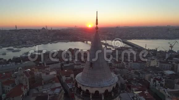 土耳其伊斯坦布尔的加拉塔塔空中无人驾驶飞机从市中心市中心上空射出日落视频的预览图