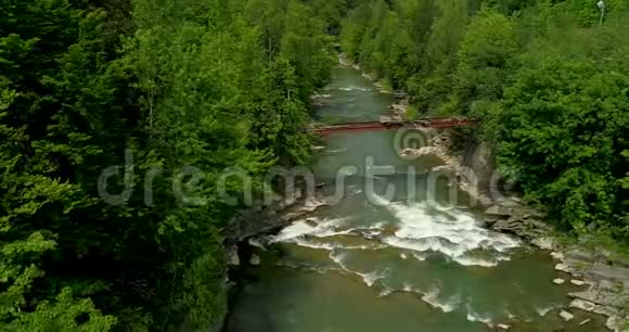 夏季可鸟瞰山河视频的预览图