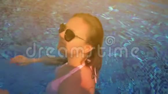 泳池里漂亮的女孩夏日的阳光慢动作视频的预览图