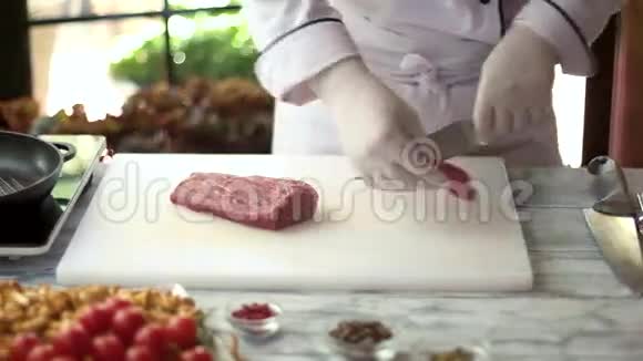 厨师切生肉视频的预览图