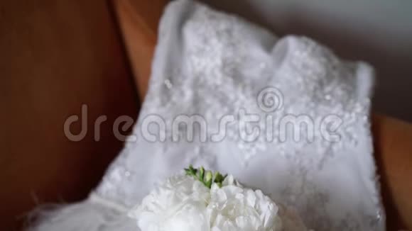 带牡丹花和婚纱的新娘花束视频的预览图
