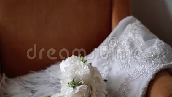 带牡丹花和婚纱的新娘花束视频的预览图