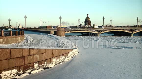 圣彼得堡在雪地里视频的预览图