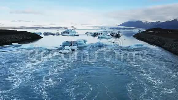 Jokulsarlon冰川泻湖冰岛黑滩上美丽的日落视频的预览图