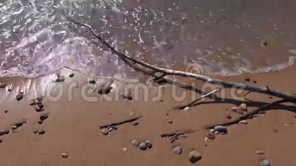 夏季海浪和海滩沙滩背景视频的预览图
