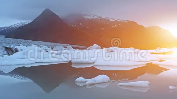 Jokulsarlon冰川泻湖冰岛黑滩上美丽的日落视频的预览图