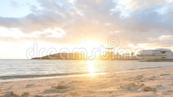 日落时分在海滩上奔跑的女人视频的预览图