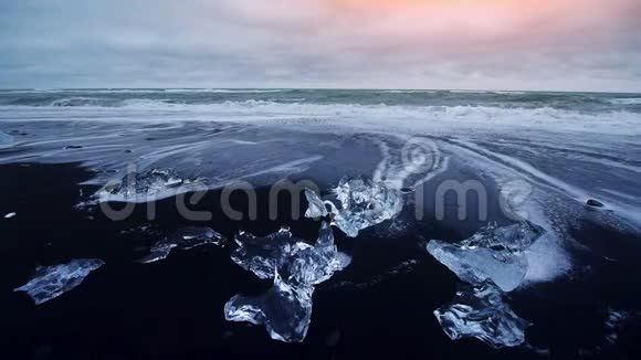 Jokulsarlon冰川泻湖冰岛黑滩上美丽的日落视频的预览图