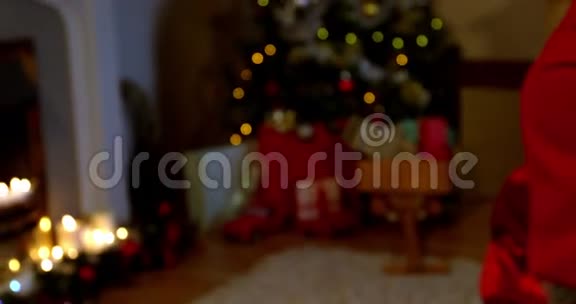 圣诞老人的肖像嘴唇上戴着手指视频的预览图