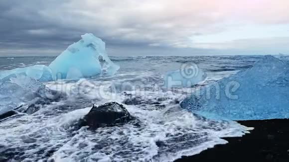 Jokulsarlon冰川泻湖冰岛黑滩上美丽的日落视频的预览图