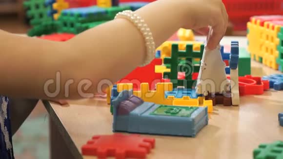 不明身份儿童手中玩建筑工具包视频的预览图