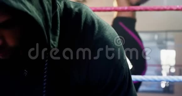 拳击手在拳击场练习视频的预览图