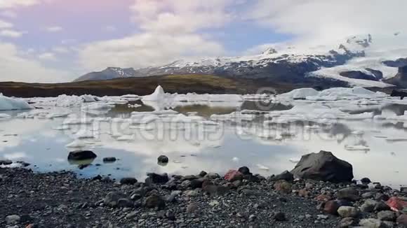 乔库萨尔隆冰川泻湖黑色海滩上美丽的日落视频的预览图