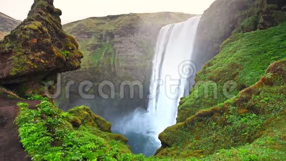 位于冰岛南部的斯科加沃斯大瀑布靠近斯科加镇视频的预览图