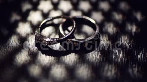 一张桌子上有两个结婚戒指视频的预览图