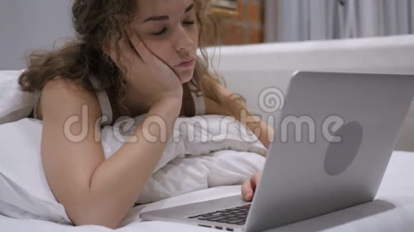 睡在床上工作的女性视频的预览图