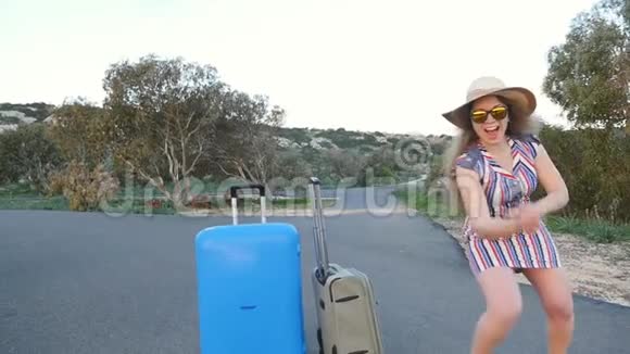 快乐的年轻女子度假视频的预览图
