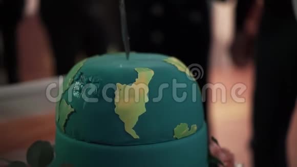 男人切庆祝蛋糕视频的预览图