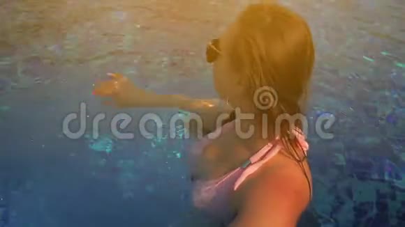 泳池里漂亮的女孩夏日的阳光视频的预览图