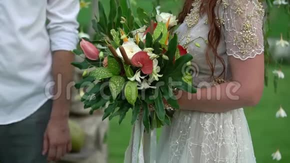 新娘和新郎在婚礼上视频的预览图