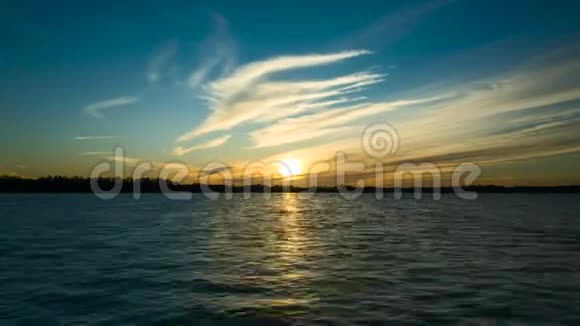 瑞典斯堪的纳维亚半岛湖泊的日落视频的预览图