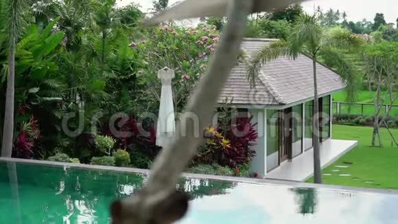 热带别墅的婚纱视频的预览图