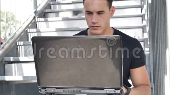 在户外电脑工作的年轻人视频的预览图