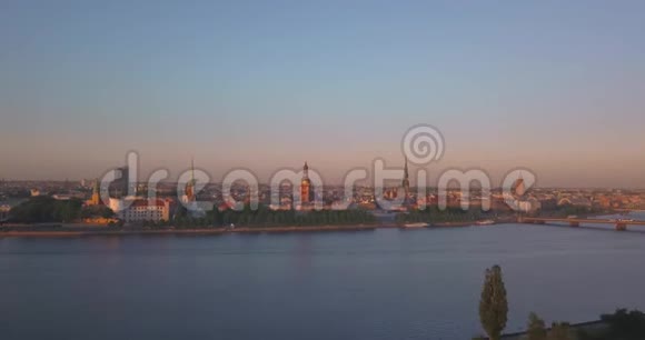 里加古城和道加瓦河的空中日落景色视频的预览图