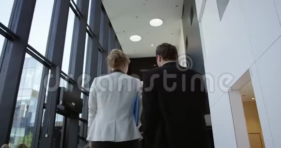 商务人士在大厅里散步视频的预览图