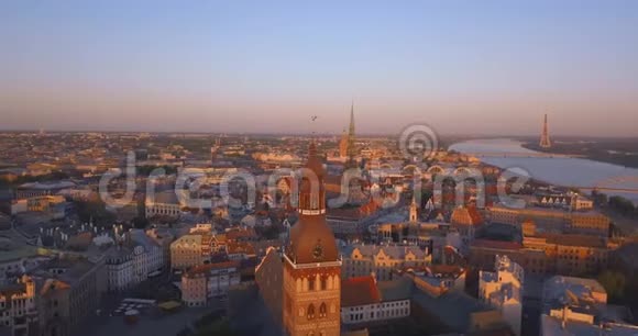 令人惊叹的日落鸟瞰老城里加维克里加在拉脱维亚视频的预览图