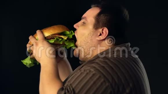 吃汉堡快餐的胖子为超重者提供早餐视频的预览图