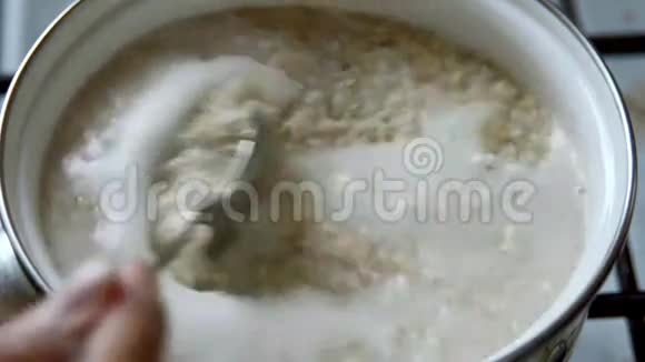 煮燕麦粥视频的预览图