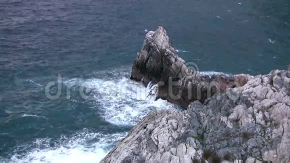 在岩石上冲浪视频的预览图