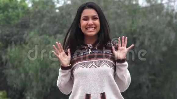 可爱可爱快乐的西班牙裔青少年视频的预览图