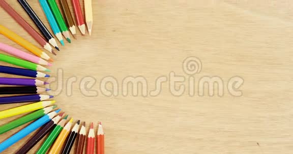 彩色铅笔排成半圆形视频的预览图