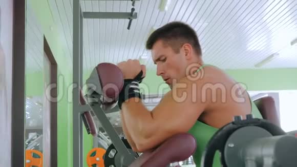 运动青年在健身房锻炼健身器材视频的预览图