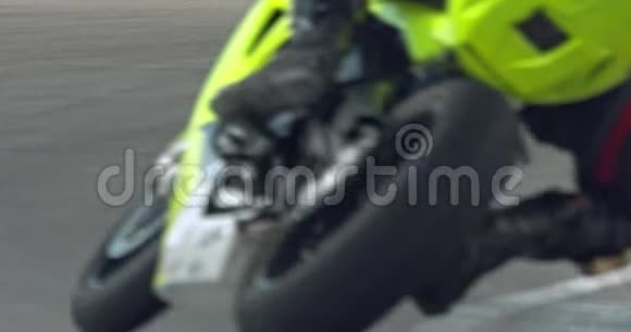 运动摩托车在比赛中转弯的慢动作视频的预览图