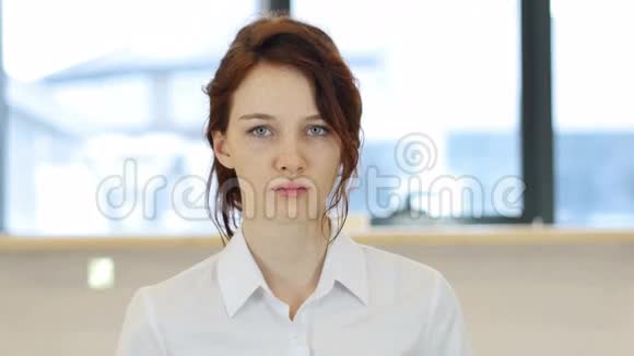 办公室里悲伤女人的肖像视频的预览图