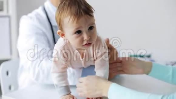 医生和有婴儿的妇女视频的预览图