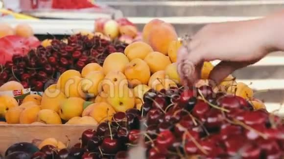 在市场上展示水果视频的预览图