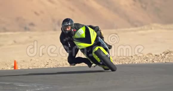运动摩托车在比赛中转弯的慢动作视频的预览图