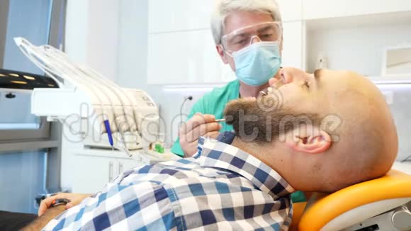 牙医检查病人牙齿的录像视频的预览图