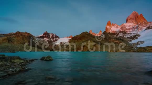 菲茨罗伊山和湖在国家公园洛斯格利亚雷斯国家公园日出巴塔哥尼亚的秋天视频的预览图